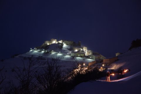 Ciaspolata dal tramonto alle stelle sui colli di Castelluccio