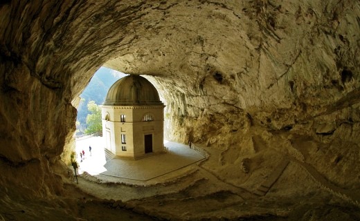 Le meraviglie del monte Frasassi: tra boschi, panorami maestosi, grotte e antichi templi