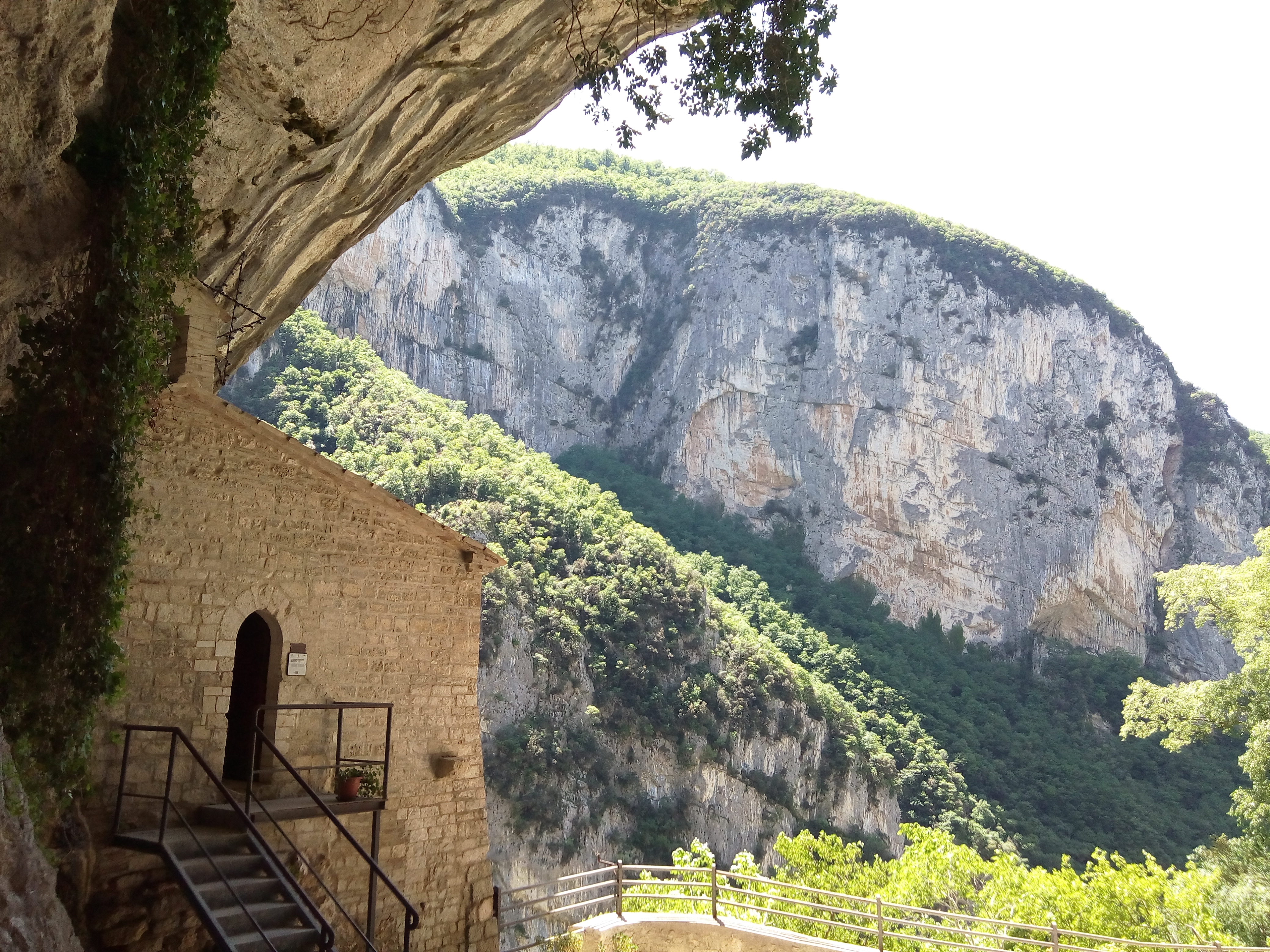 Le meraviglie del Parco della gola della Rossa e di Frasassi