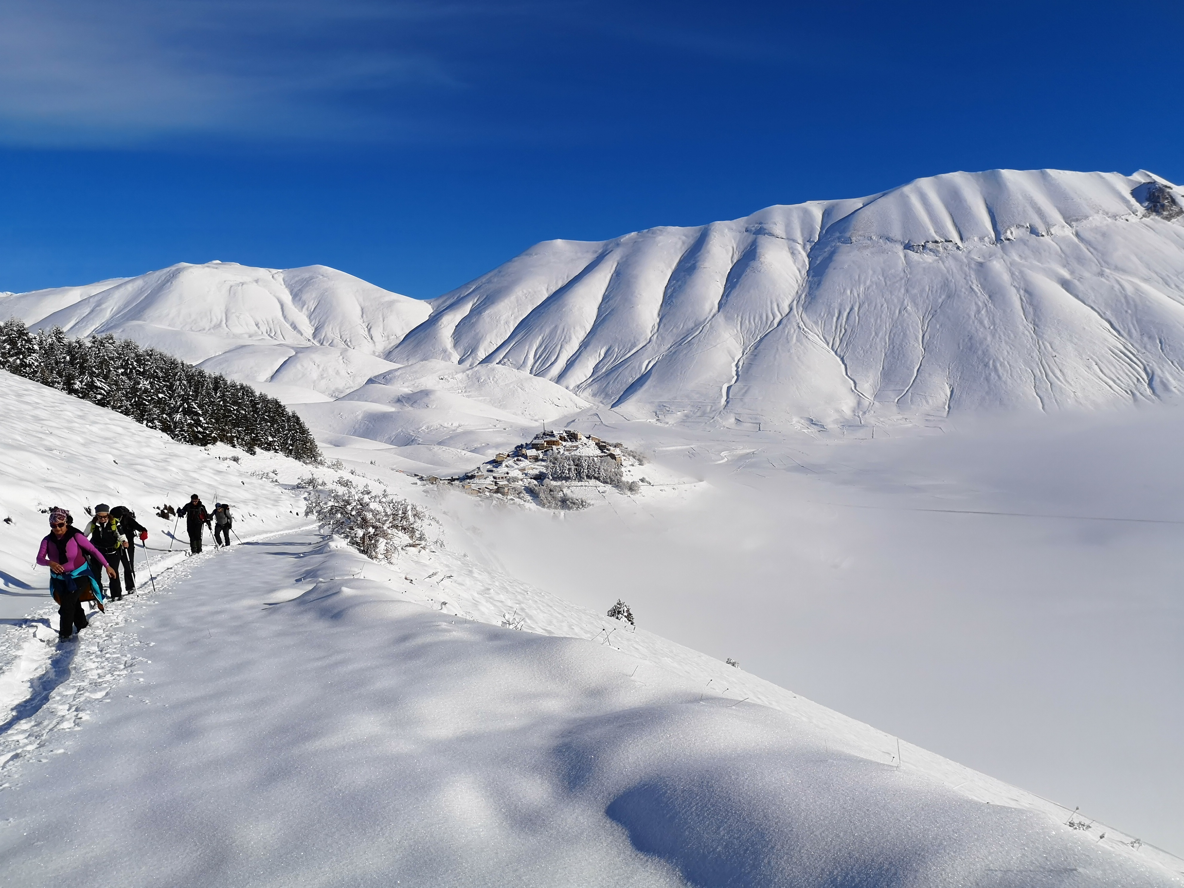 Bianco Trek a Castelluccio di Norcia. Nel cuore dei Sibillini imbiancati (senza ciaspole)