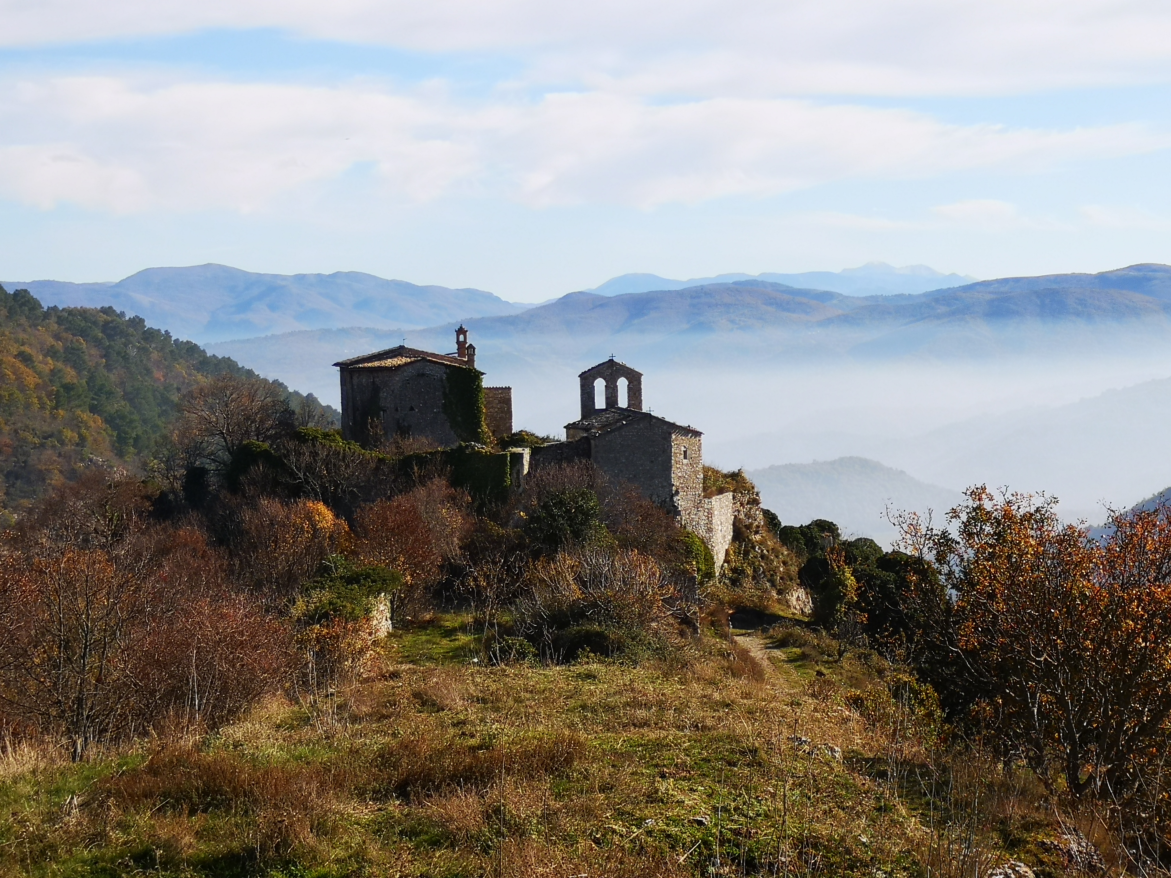 Monti Martani spoletini: la valle, il borgo fantasma, la vetta!